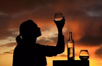 人生兩杯酒:一杯敬過(guò)往，一杯敬明天